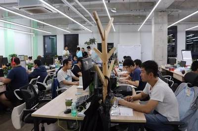 夜幕下的连接者 晚上9点，尚德的网络咨询服务如何点亮职场人的未来